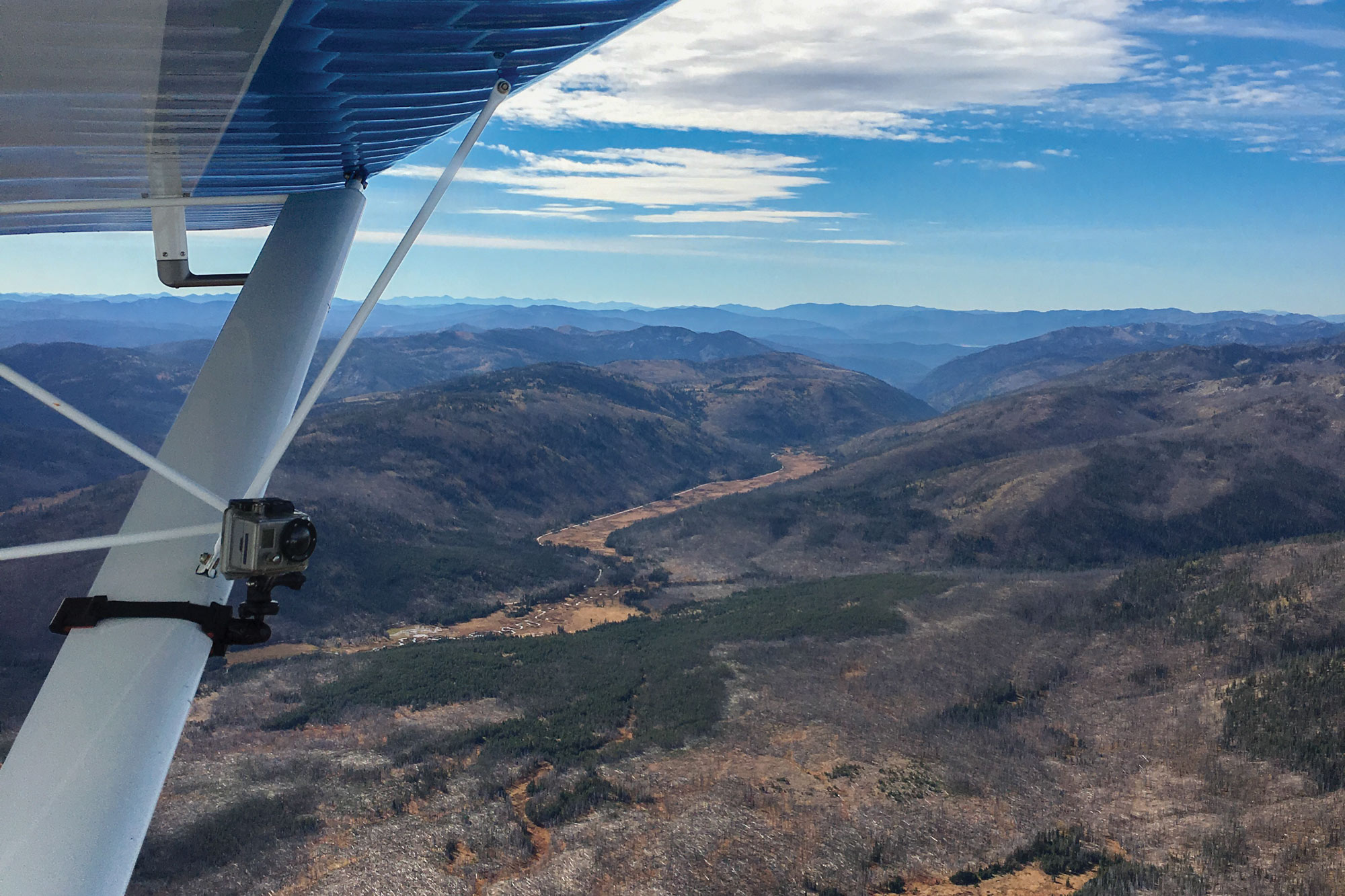 Flugerlebnis über den Bergen – Cockpit-Perspektive mit atemberaubender Aussicht